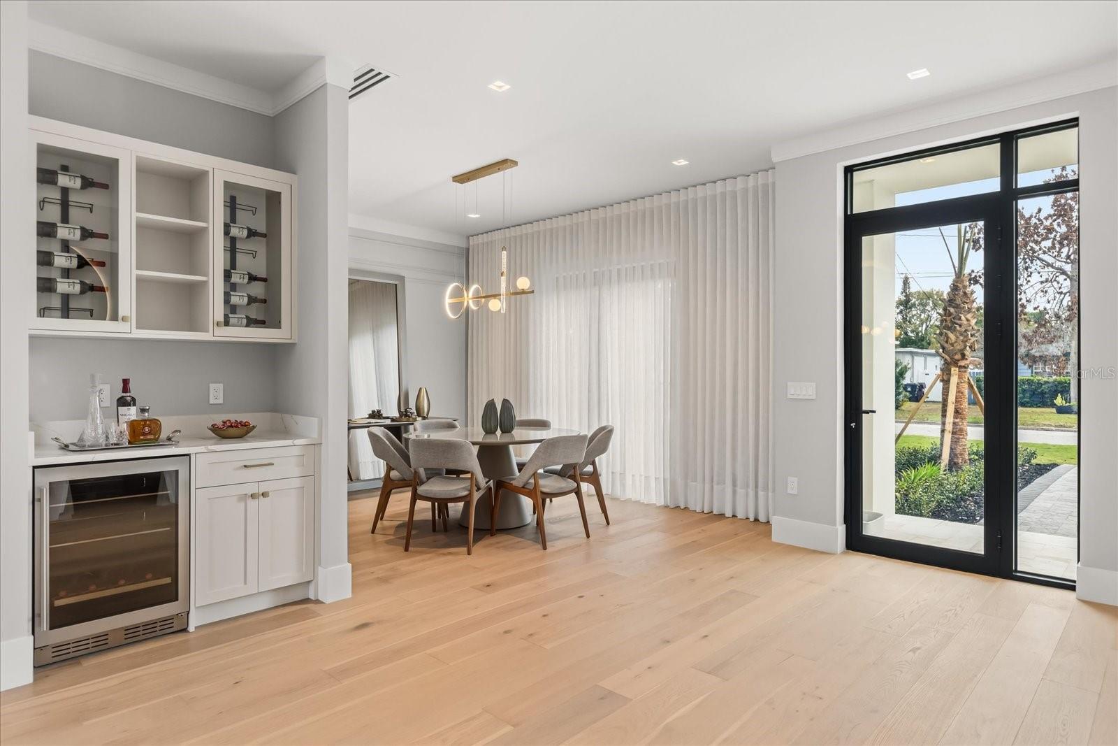 Listing photo id 4 for 2415 Laura Place