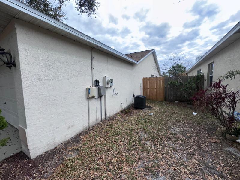 Listing photo id 13 for 1451 Mohrlake Drive