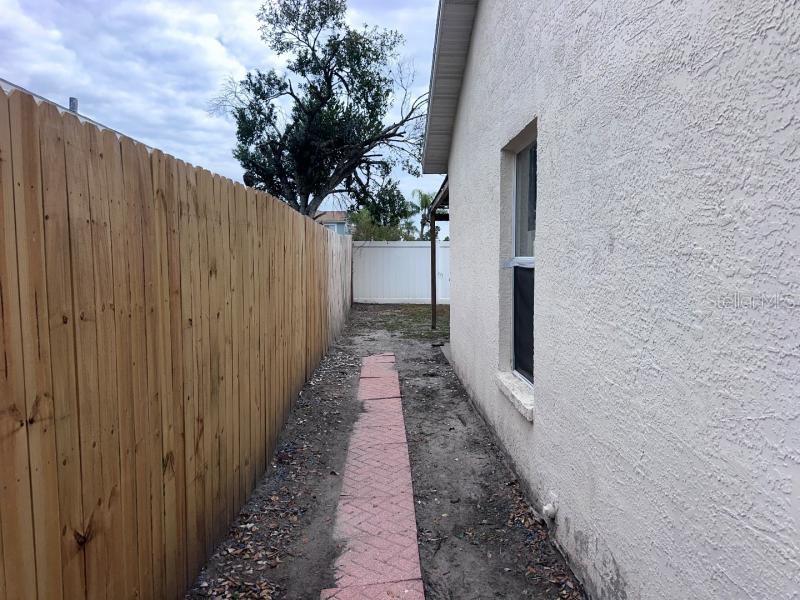 Listing photo id 14 for 1451 Mohrlake Drive