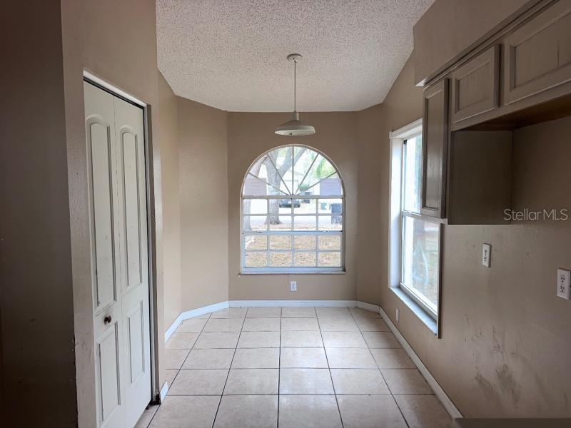 Listing photo id 2 for 1451 Mohrlake Drive