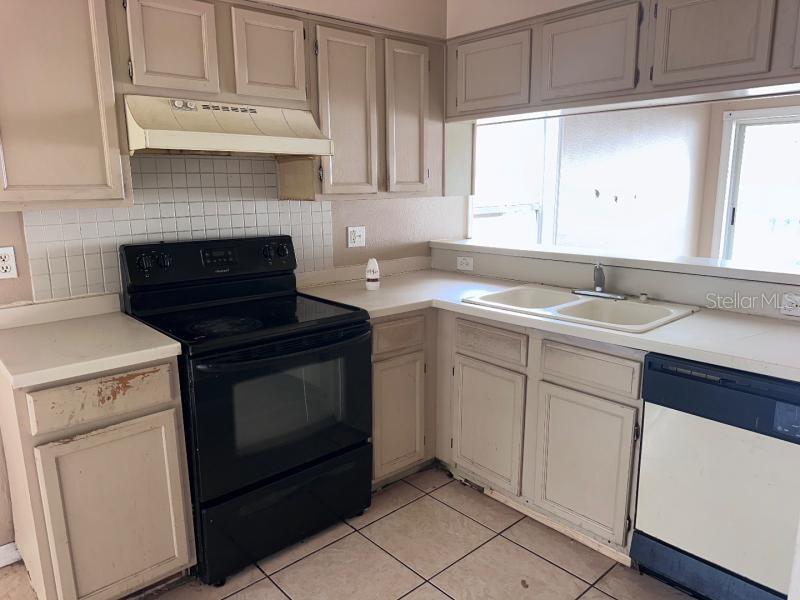 Listing photo id 3 for 1451 Mohrlake Drive