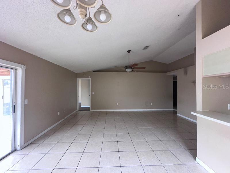 Listing photo id 4 for 1451 Mohrlake Drive