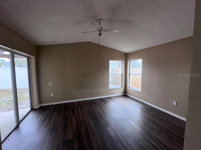 Listing photo id 5 for 1451 Mohrlake Drive