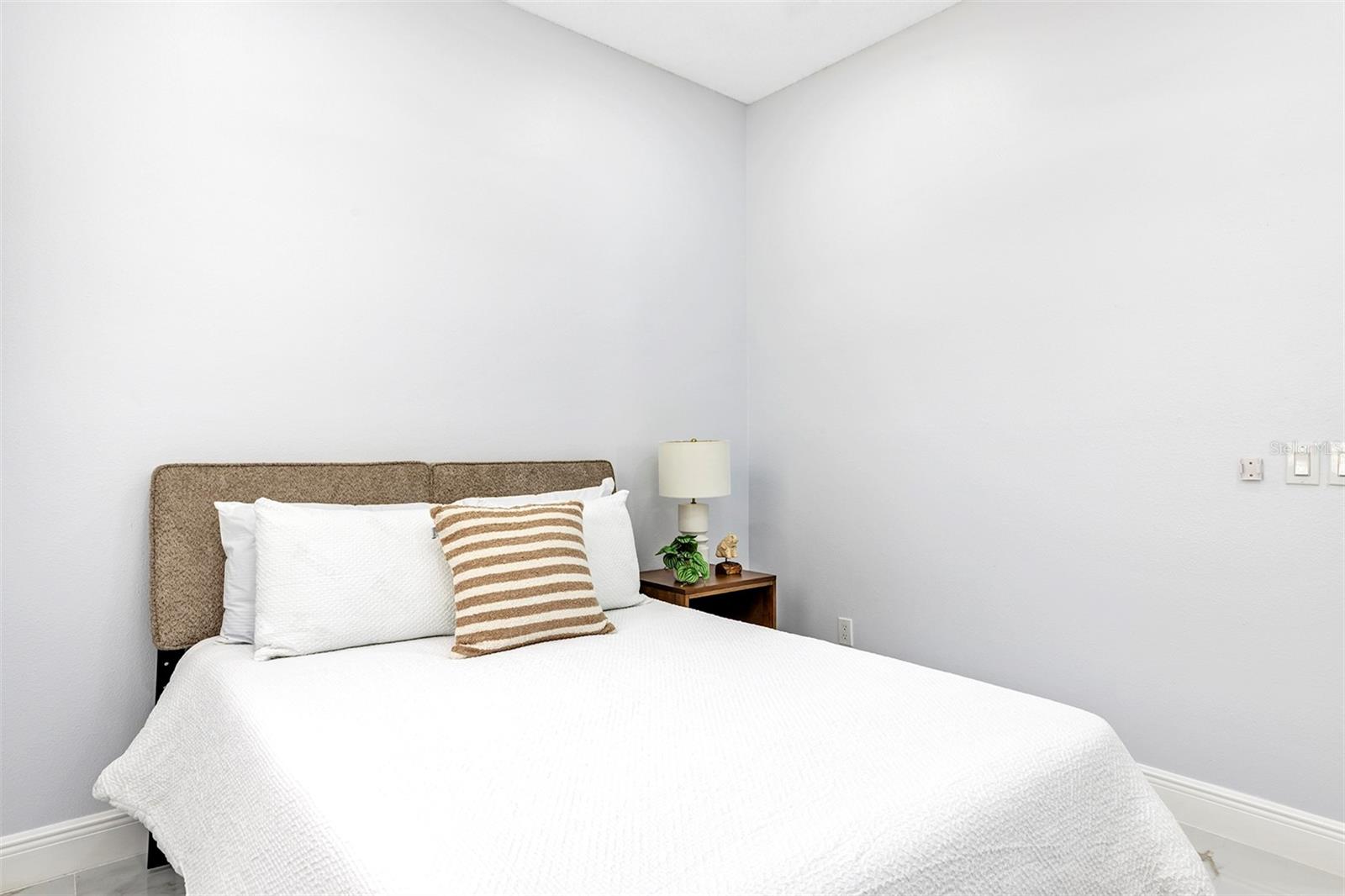 Image 34 of 52 For 1829 Snaresbrook Way