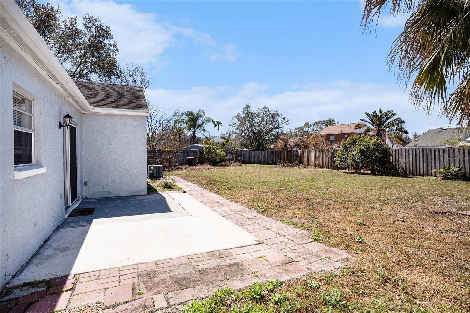 Listing photo id 12 for 1657 Palm Leaf Drive
