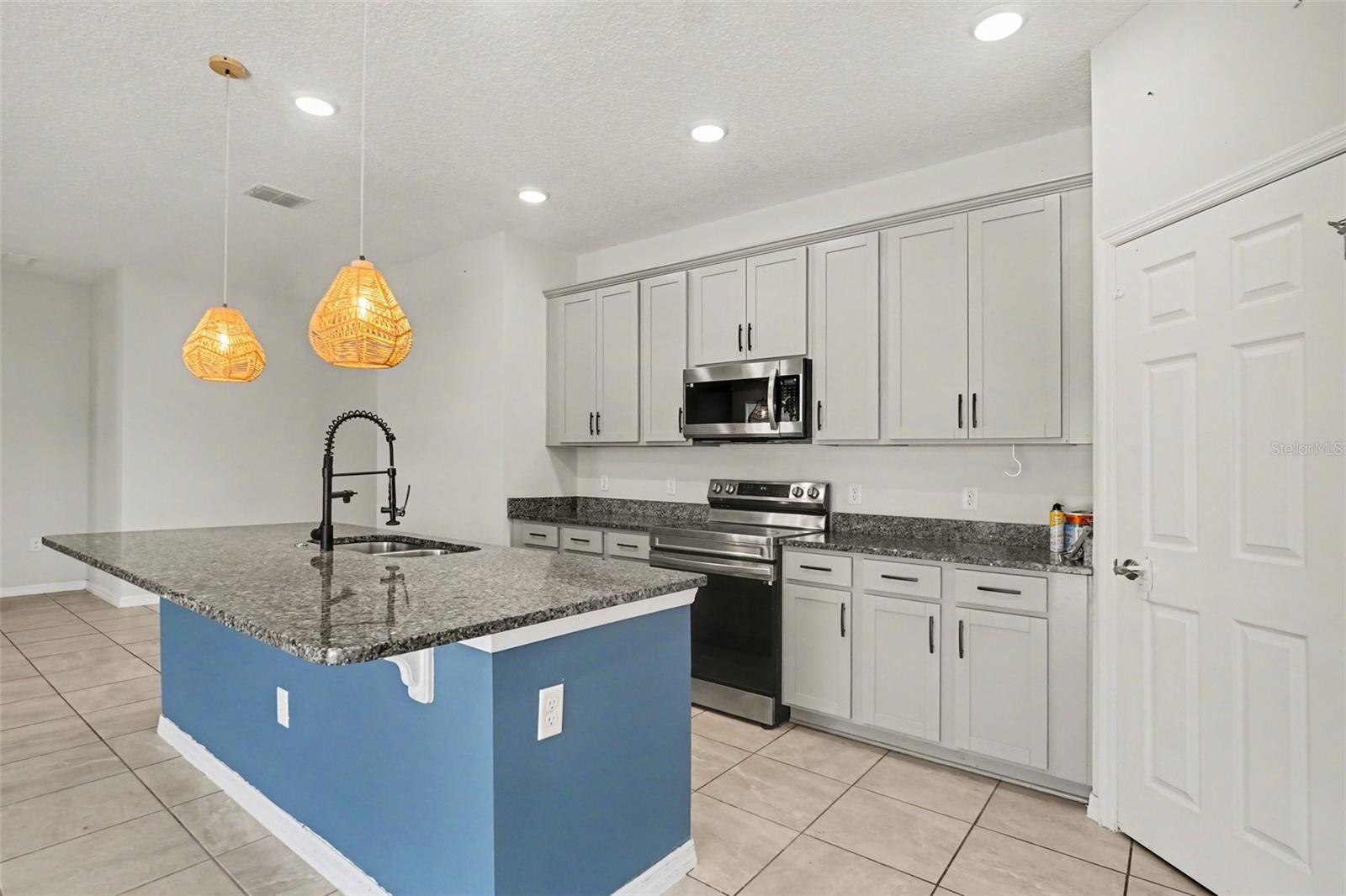 Image 10 of 32 For 2735 Rowan Street