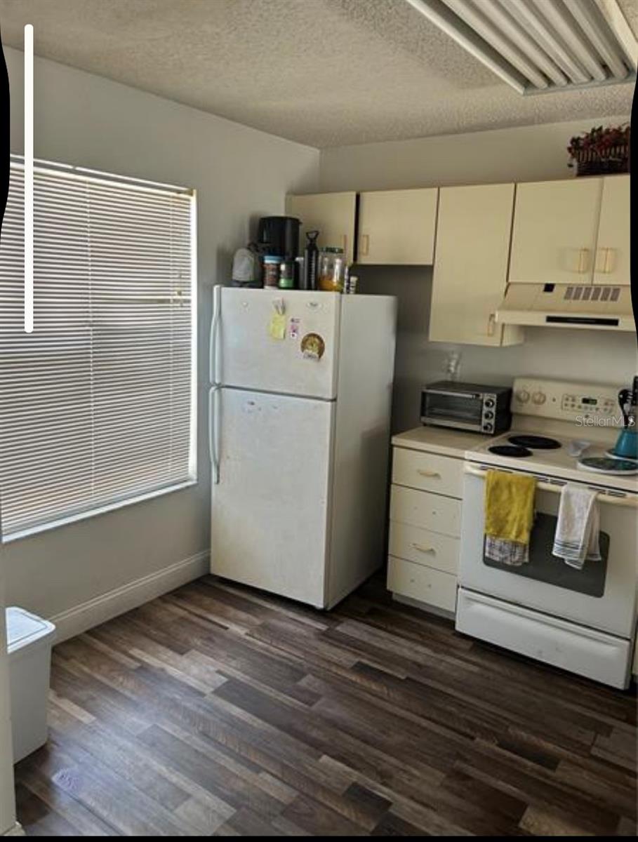 Image 6 of 9 For 2532 Woodgate Boulevard 205