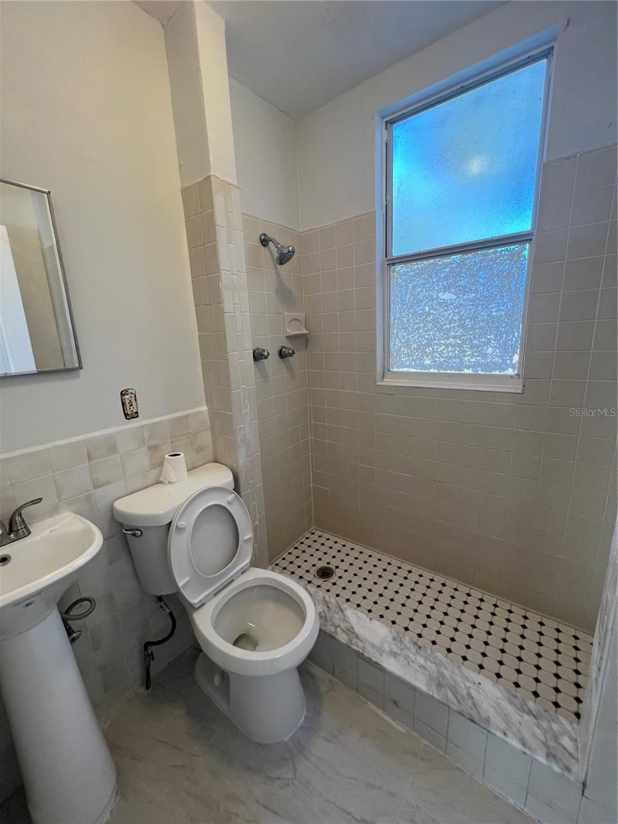 Image 5 of 12 For 209 Taylor Avenue 1