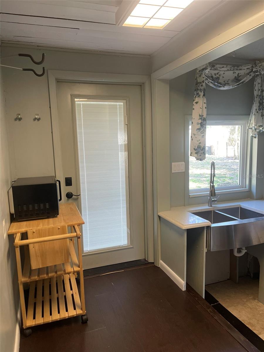 Image 15 of 18 For 10140 Lake Louisa Road A