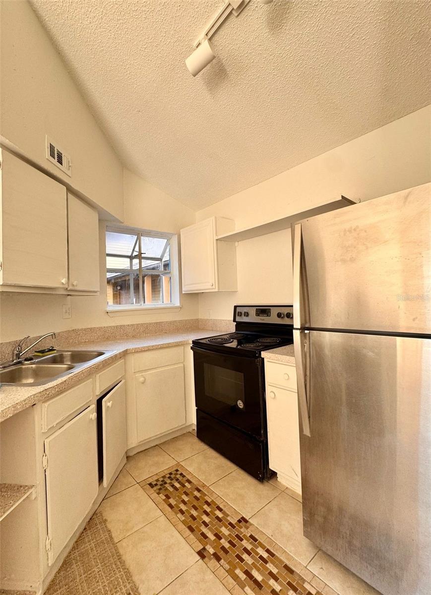 Image 6 of 14 For 1908 Lake Atriums Circle 104