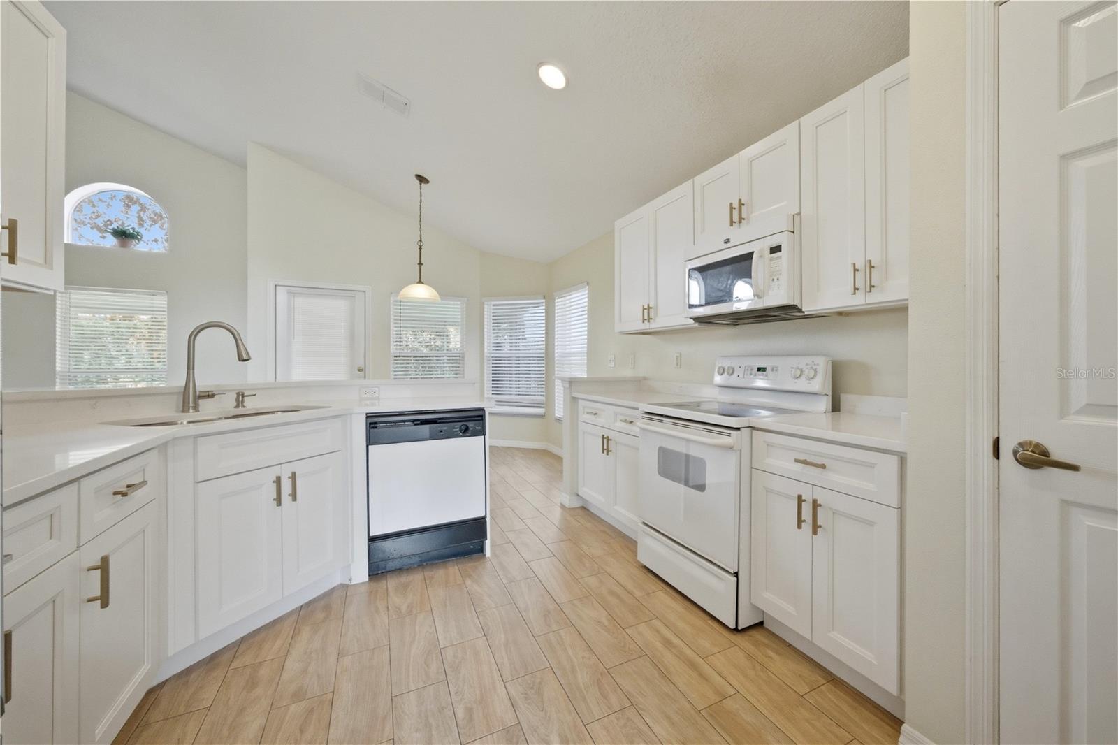 Image 28 of 55 For 632 Blenheim Loop