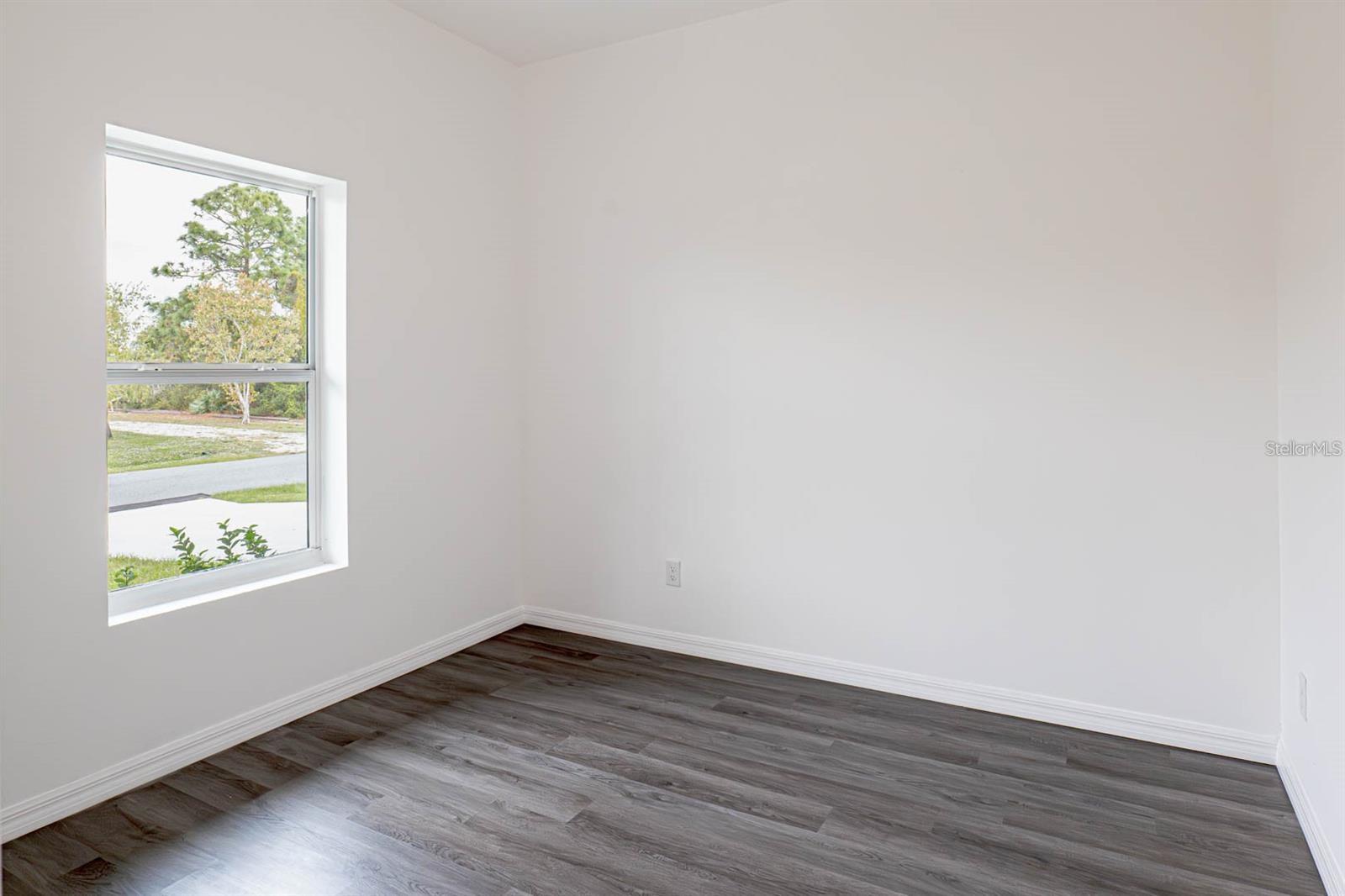 Listing photo id 10 for 1618 Wainwright Street