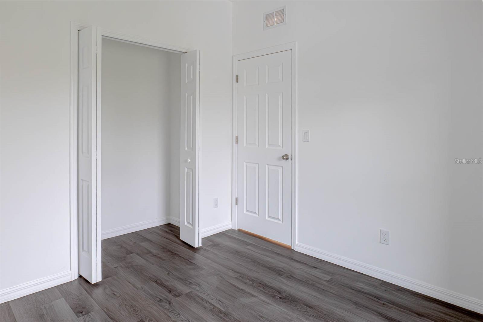 Listing photo id 11 for 1618 Wainwright Street