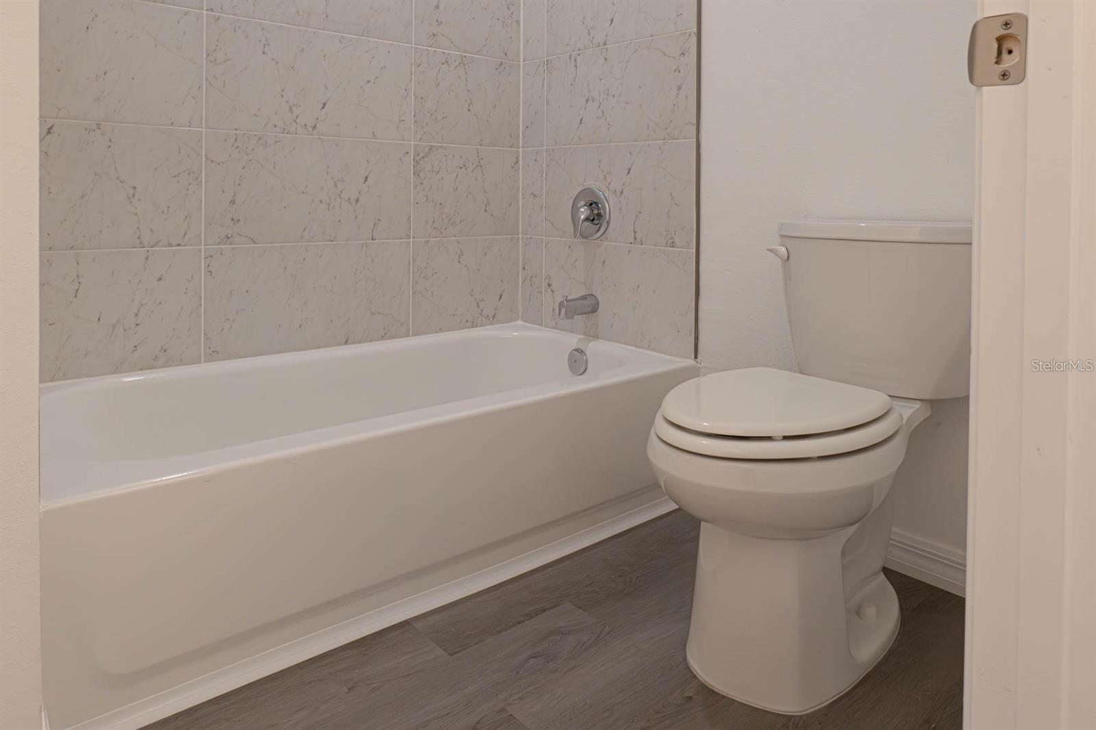 Listing photo id 14 for 1618 Wainwright Street