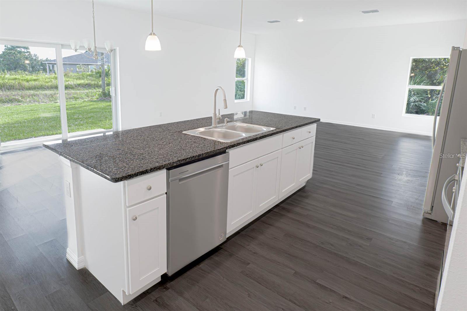 Listing photo id 5 for 1618 Wainwright Street