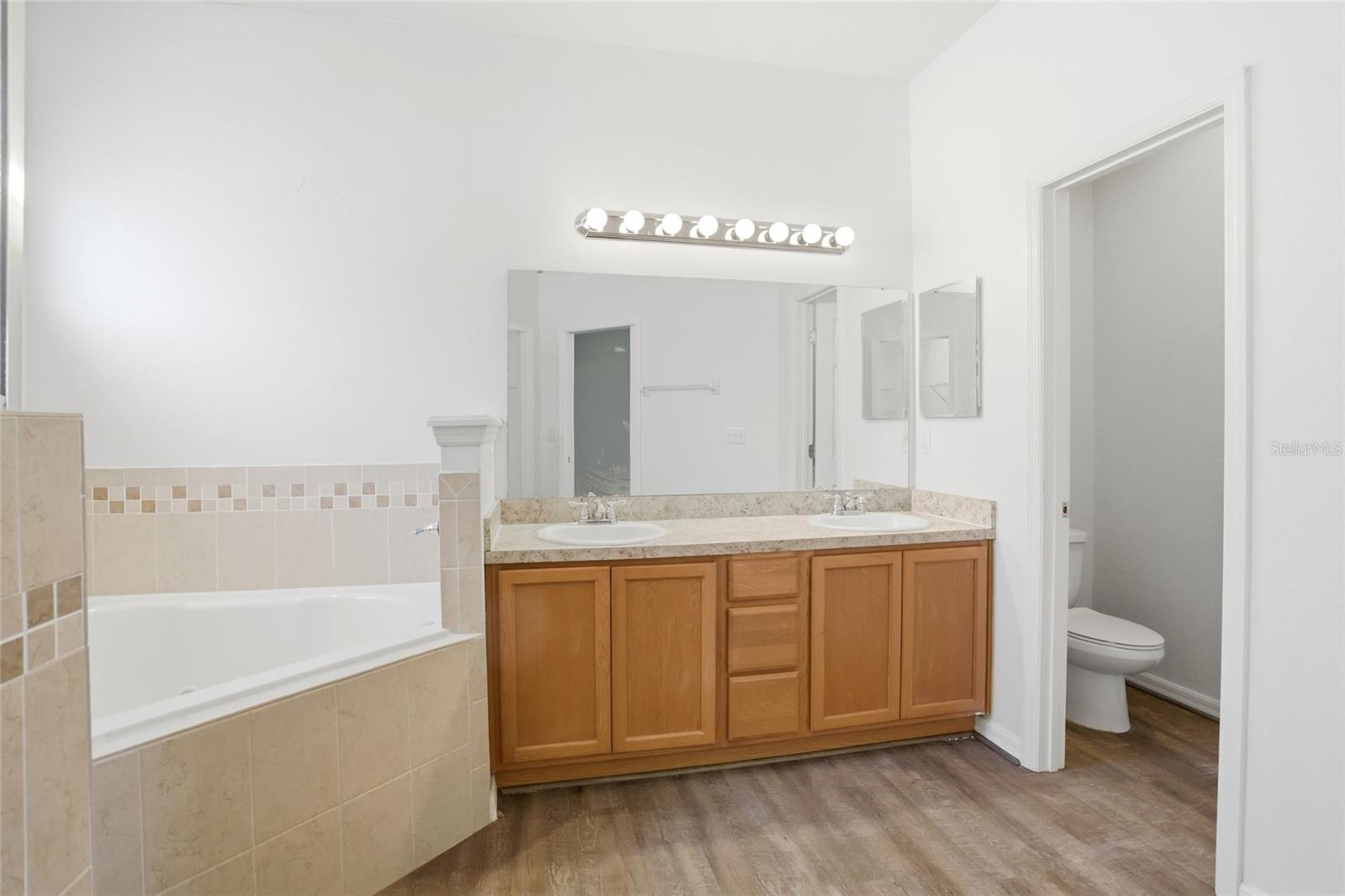 Image 18 of 41 For 720 Overlook Grove Dr