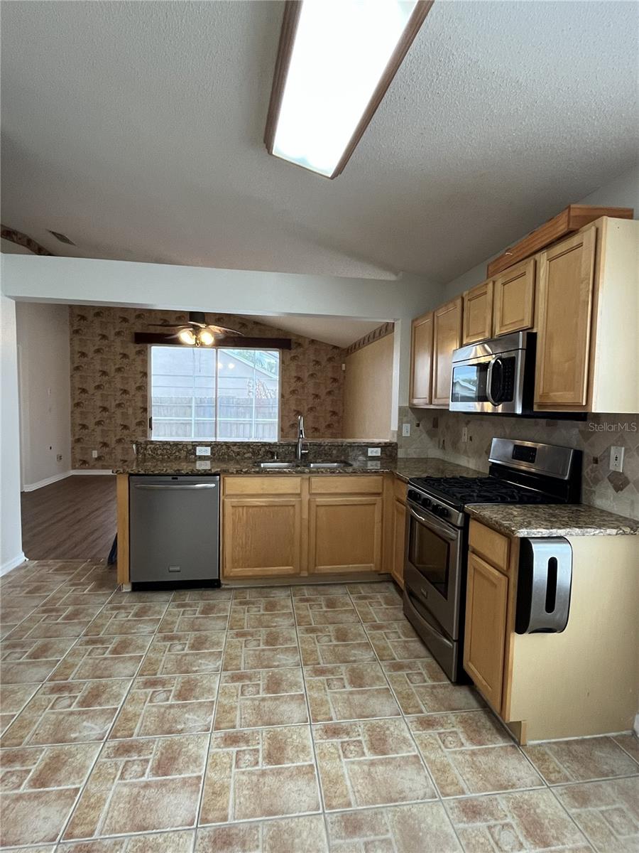 Image 5 of 22 For 12412 Castlemain Trail