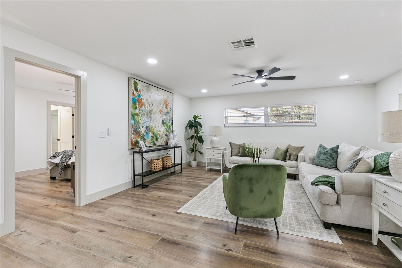 Image 15 of 53 For 622 Spring Oaks Boulevard