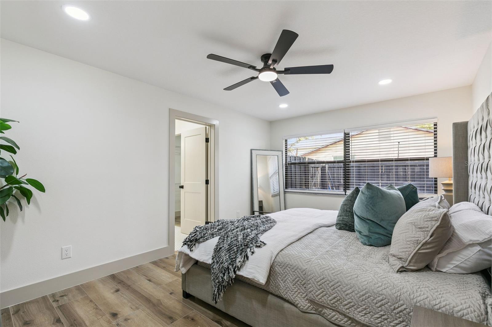 Image 20 of 53 For 622 Spring Oaks Boulevard