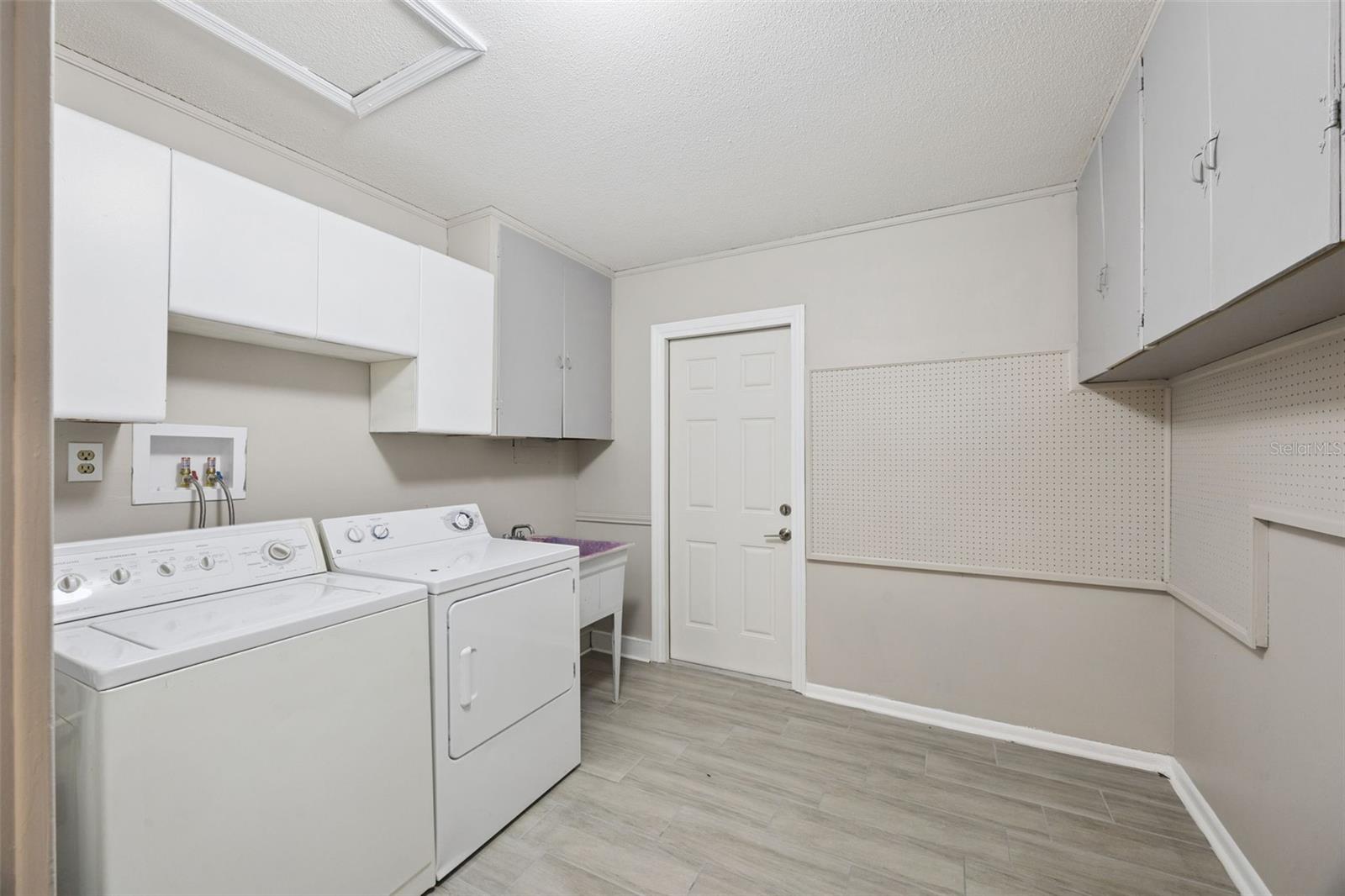 Image 27 of 50 For 2504 Lauderdale Court