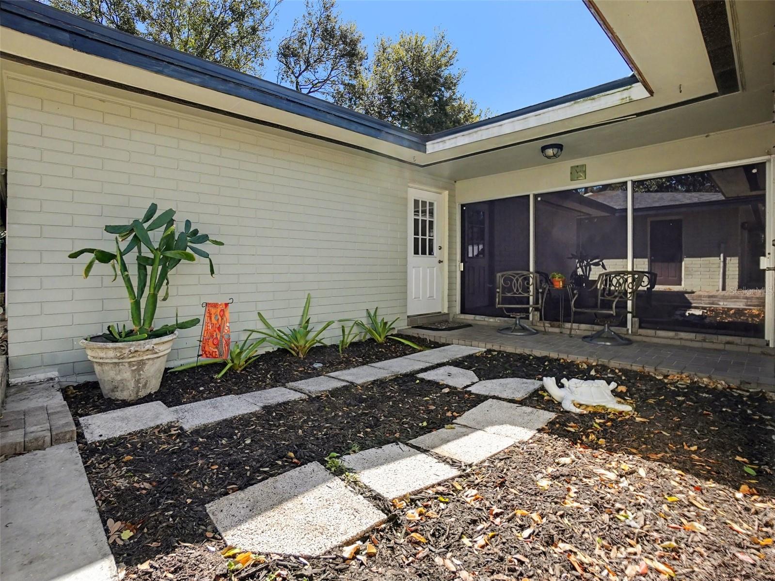 Image 18 of 21 For 975 Fairview Avenue