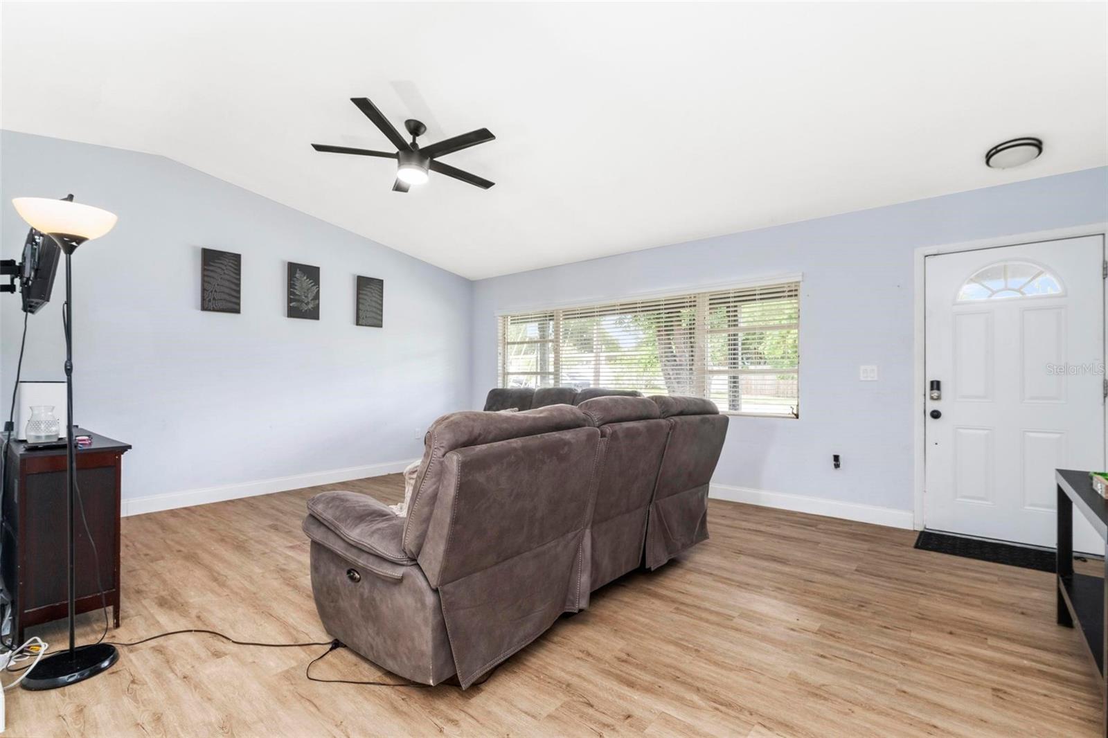 Image 4 of 44 For 1412 Lakecrest Drive