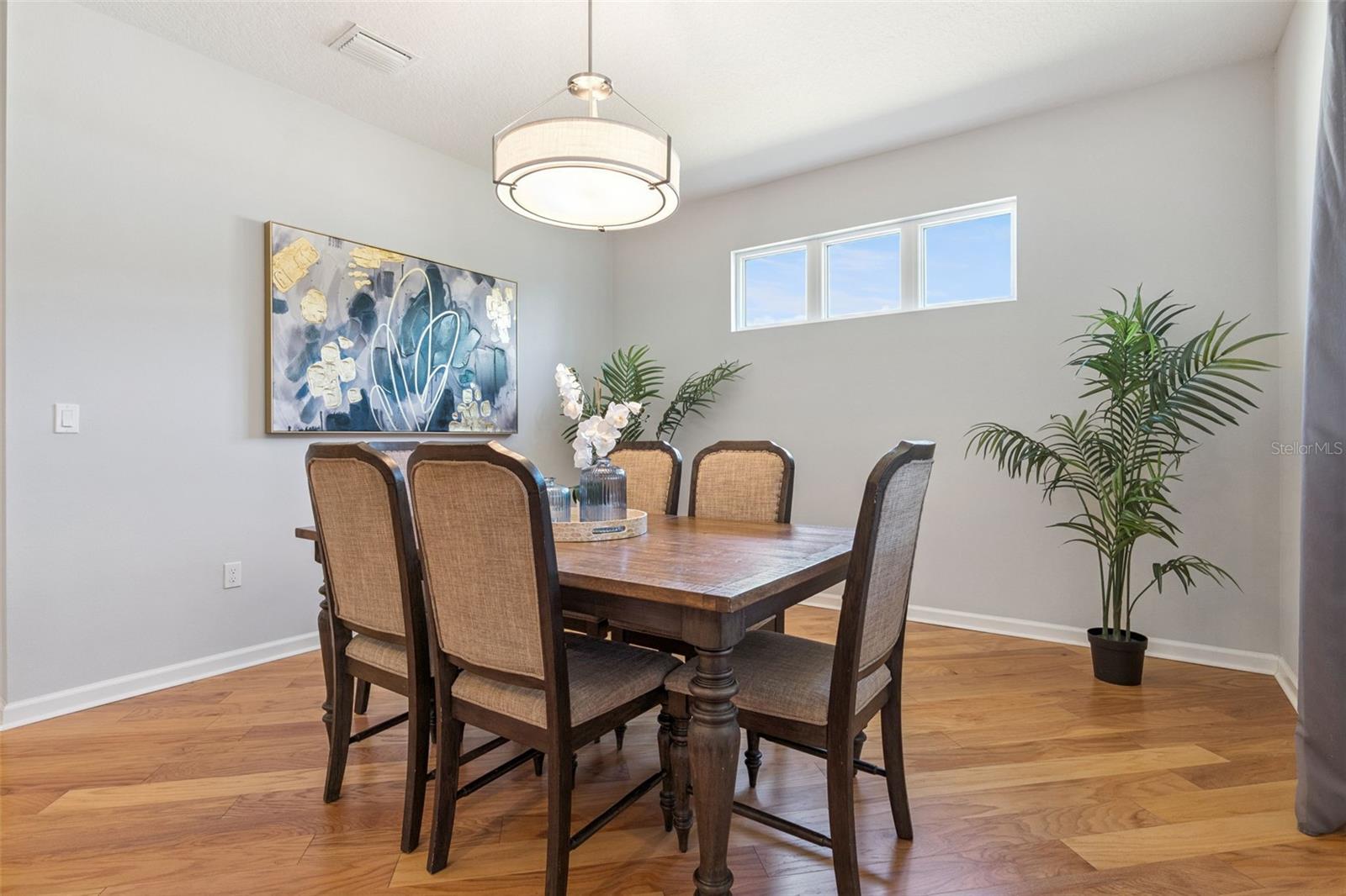 Image 20 of 66 For 208 Avenham Drive