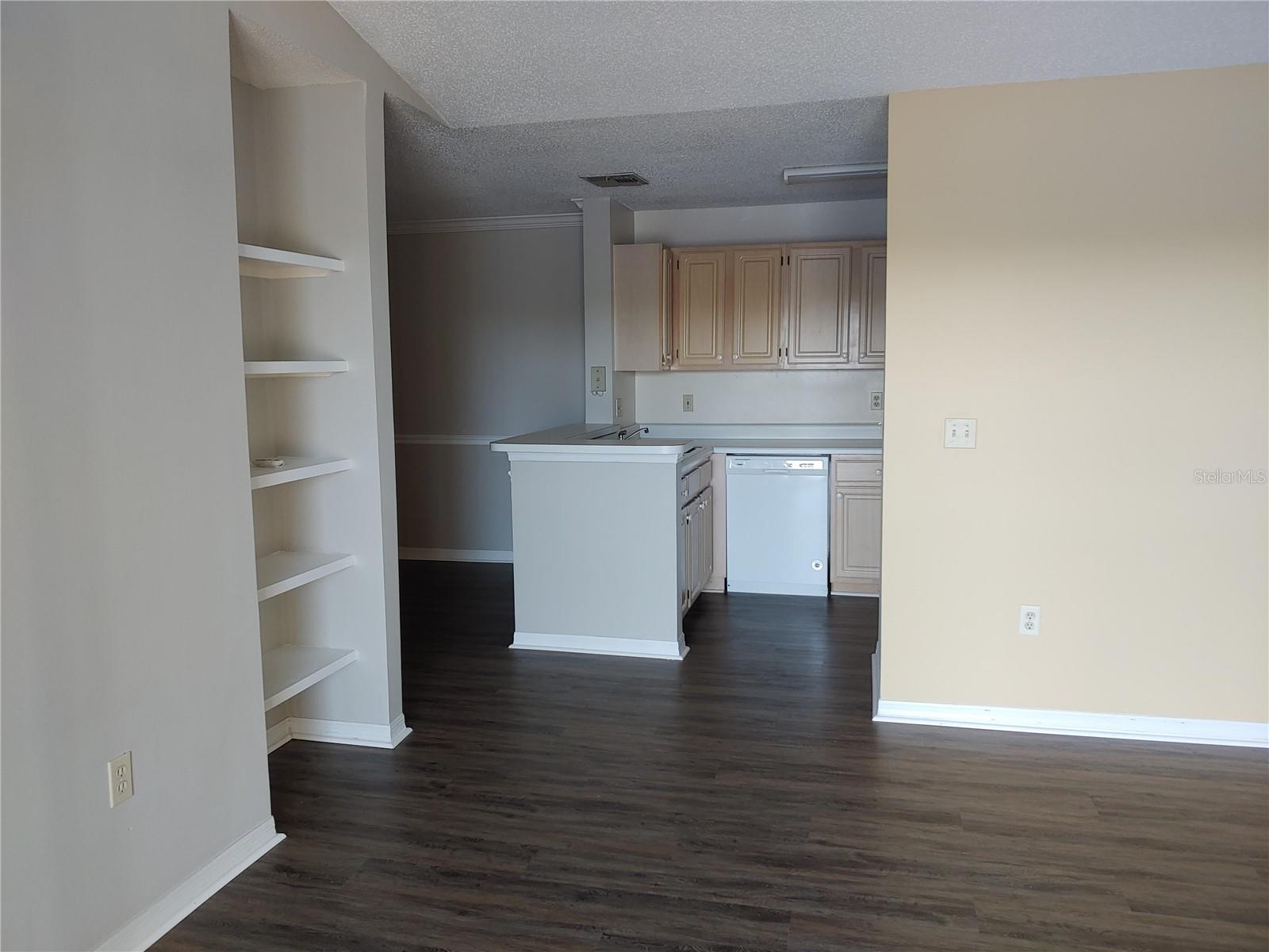 Image 5 of 15 For 1969 Summer Club Drive 311