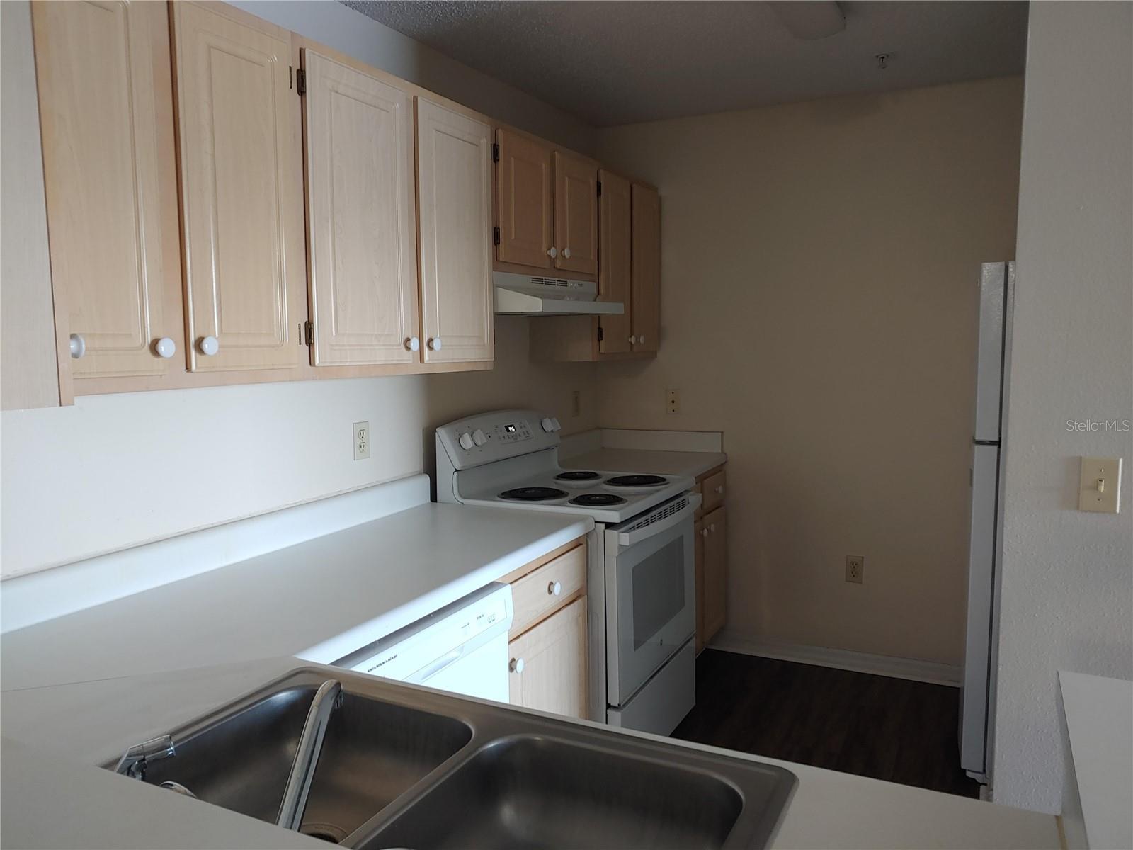 Image 6 of 15 For 1969 Summer Club Drive 311