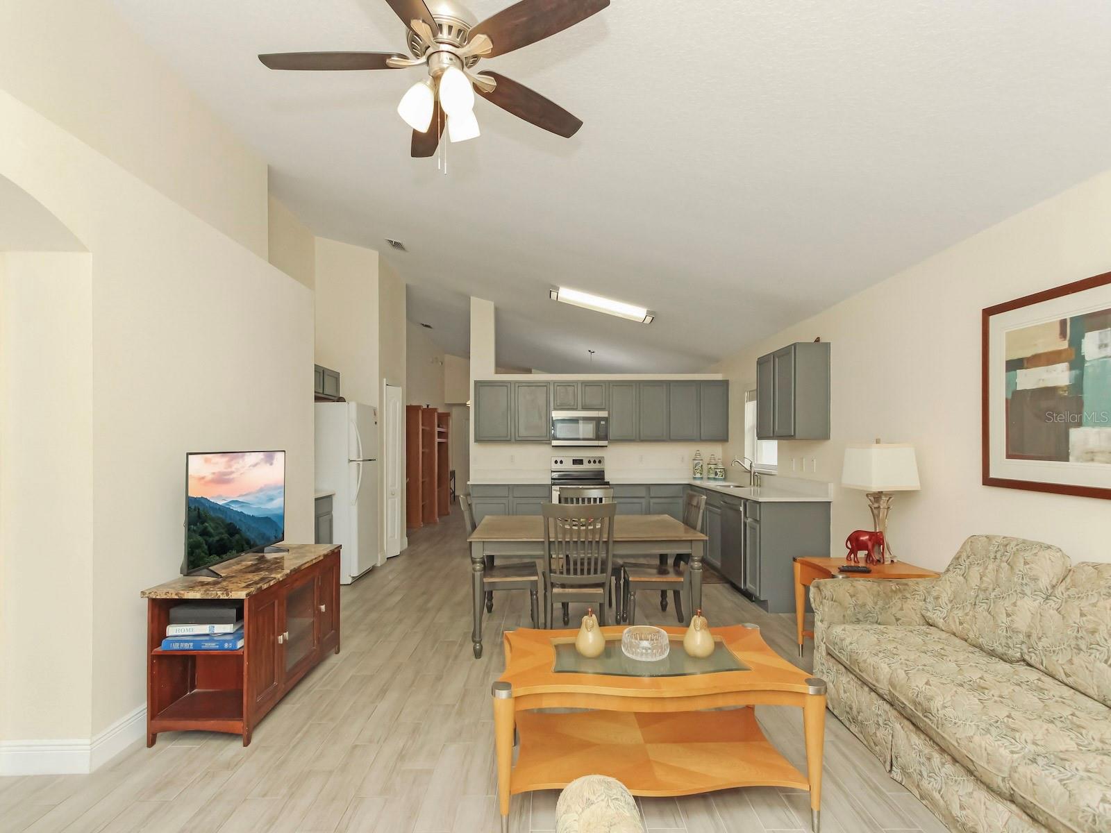 Image 27 of 47 For 15434 Markham Drive