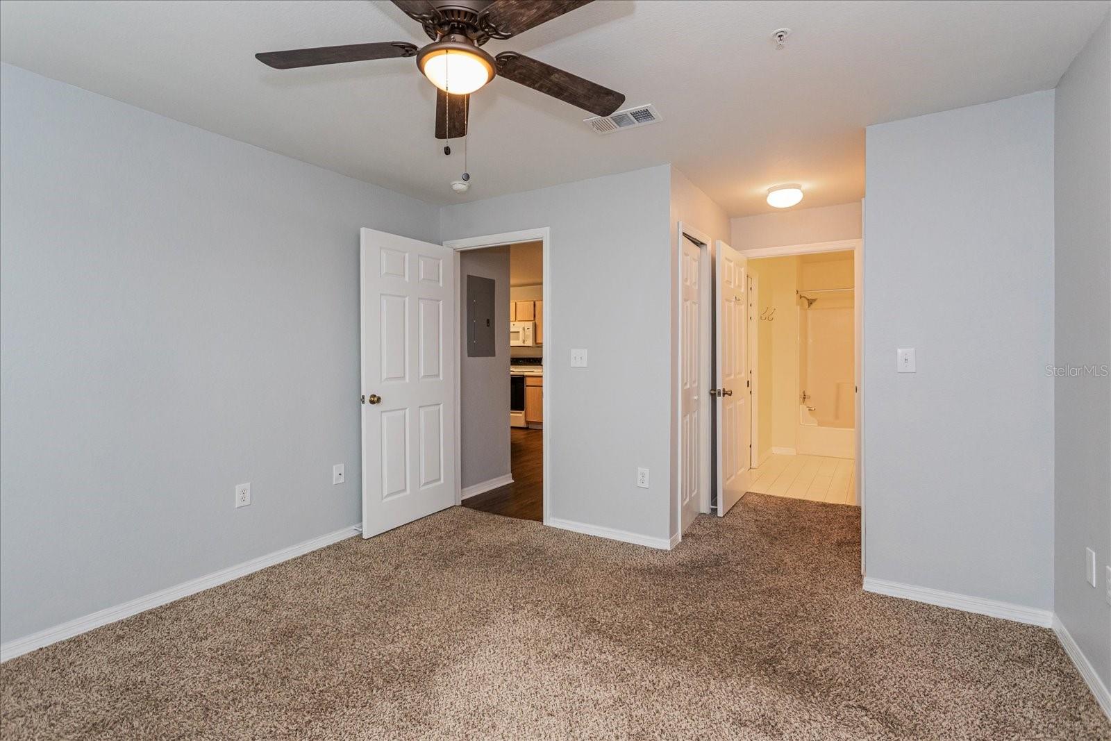 Image 11 of 25 For 5455 Vineland Road 3214