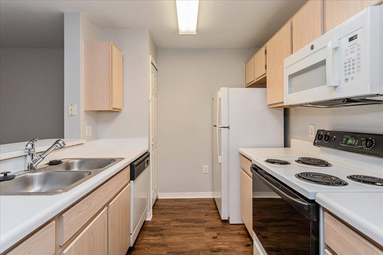 Image 7 of 25 For 5455 Vineland Road 3214