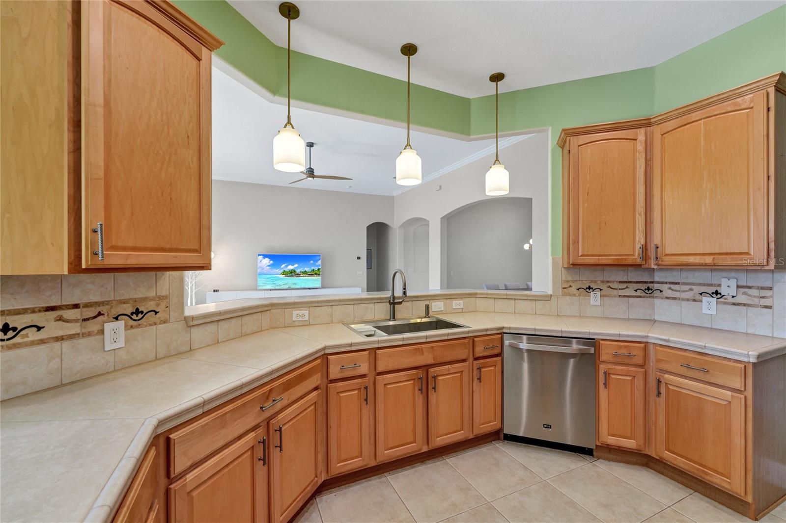 Listing photo id 16 for 1166 Cambria Bend