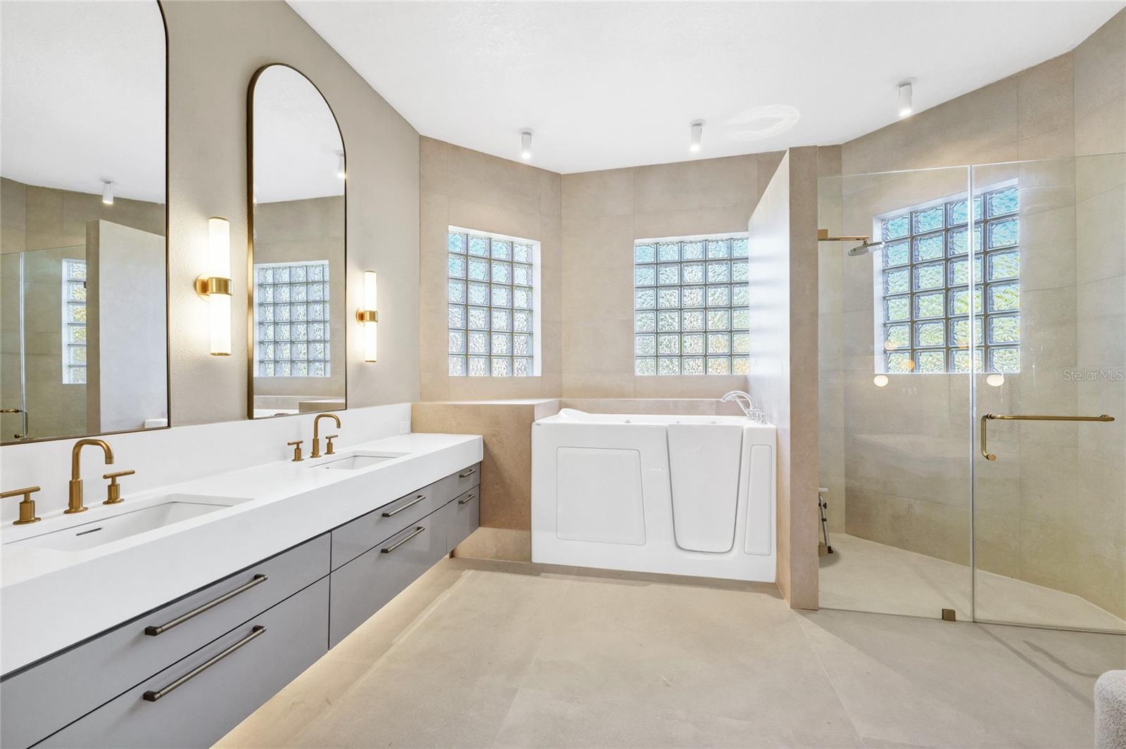 Listing photo id 25 for 1166 Cambria Bend