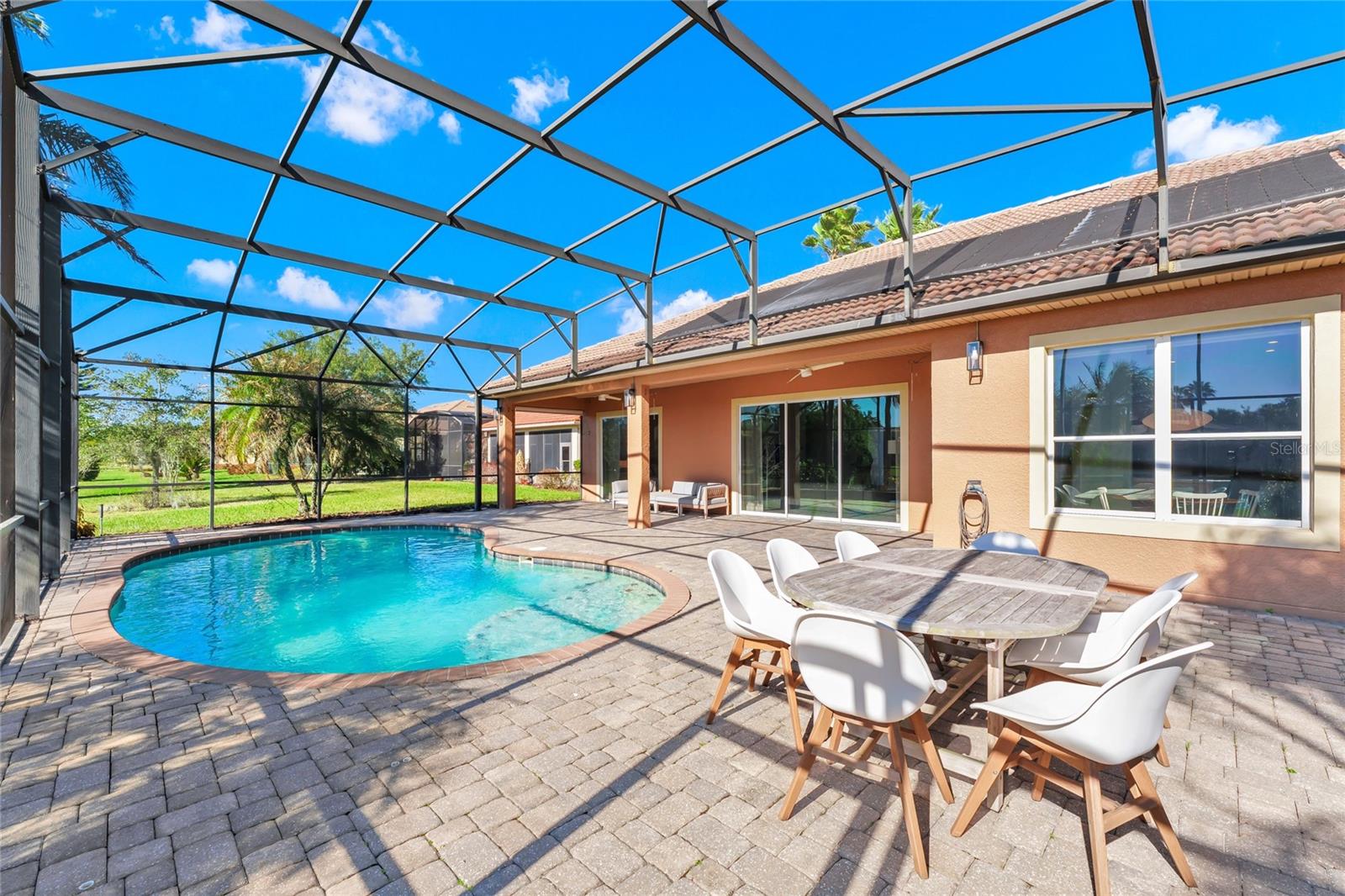 Listing photo id 2 for 1166 Cambria Bend