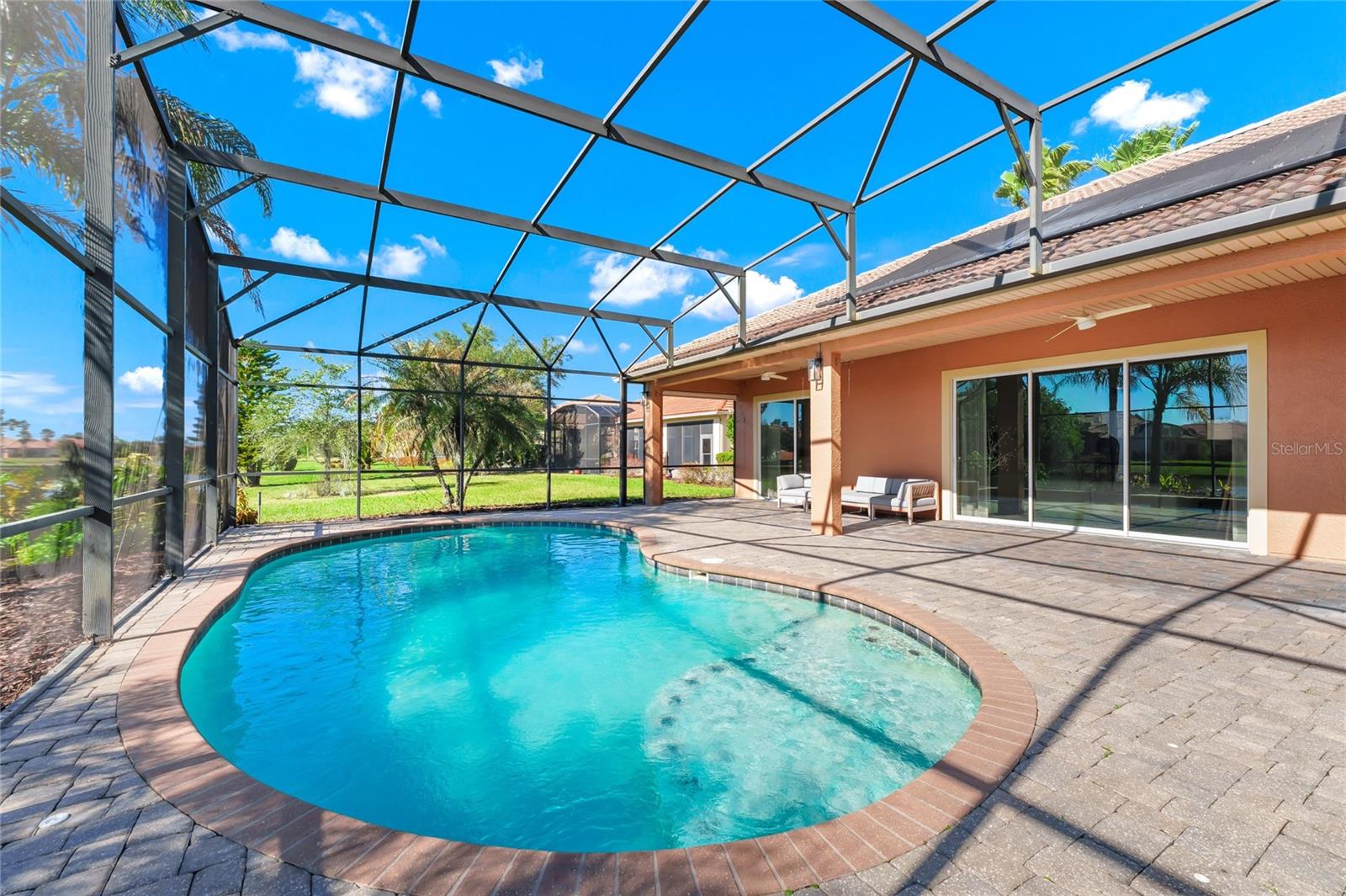 Listing photo id 3 for 1166 Cambria Bend