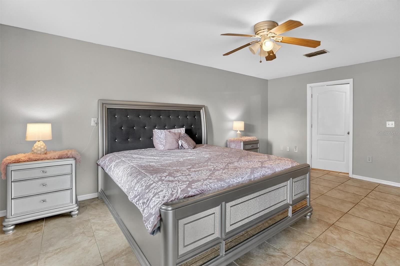 Image 35 of 45 For 718-720 Leopard Court