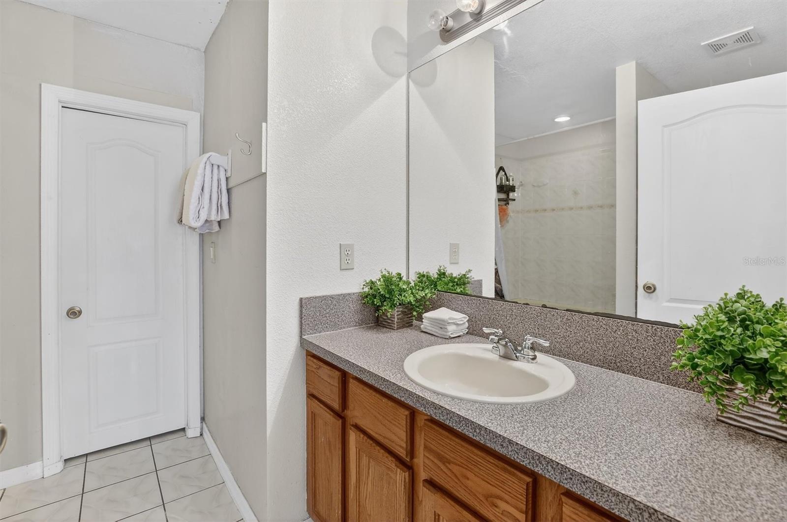 Image 38 of 45 For 718-720 Leopard Court