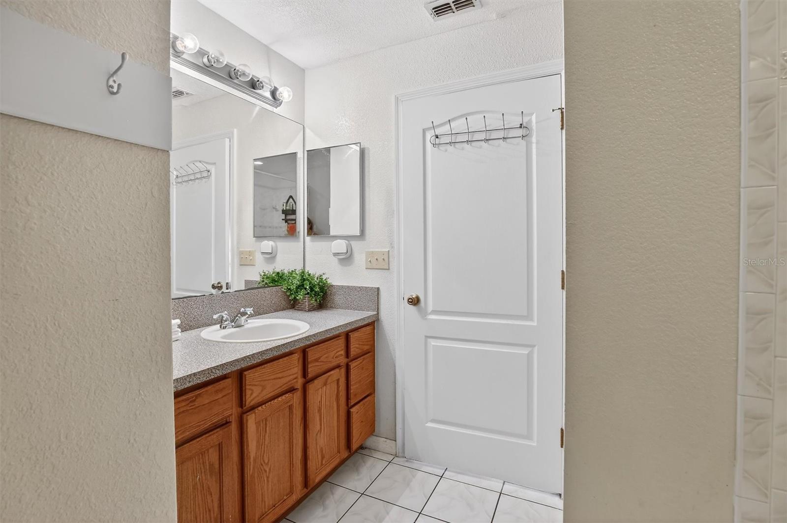 Image 39 of 45 For 718-720 Leopard Court