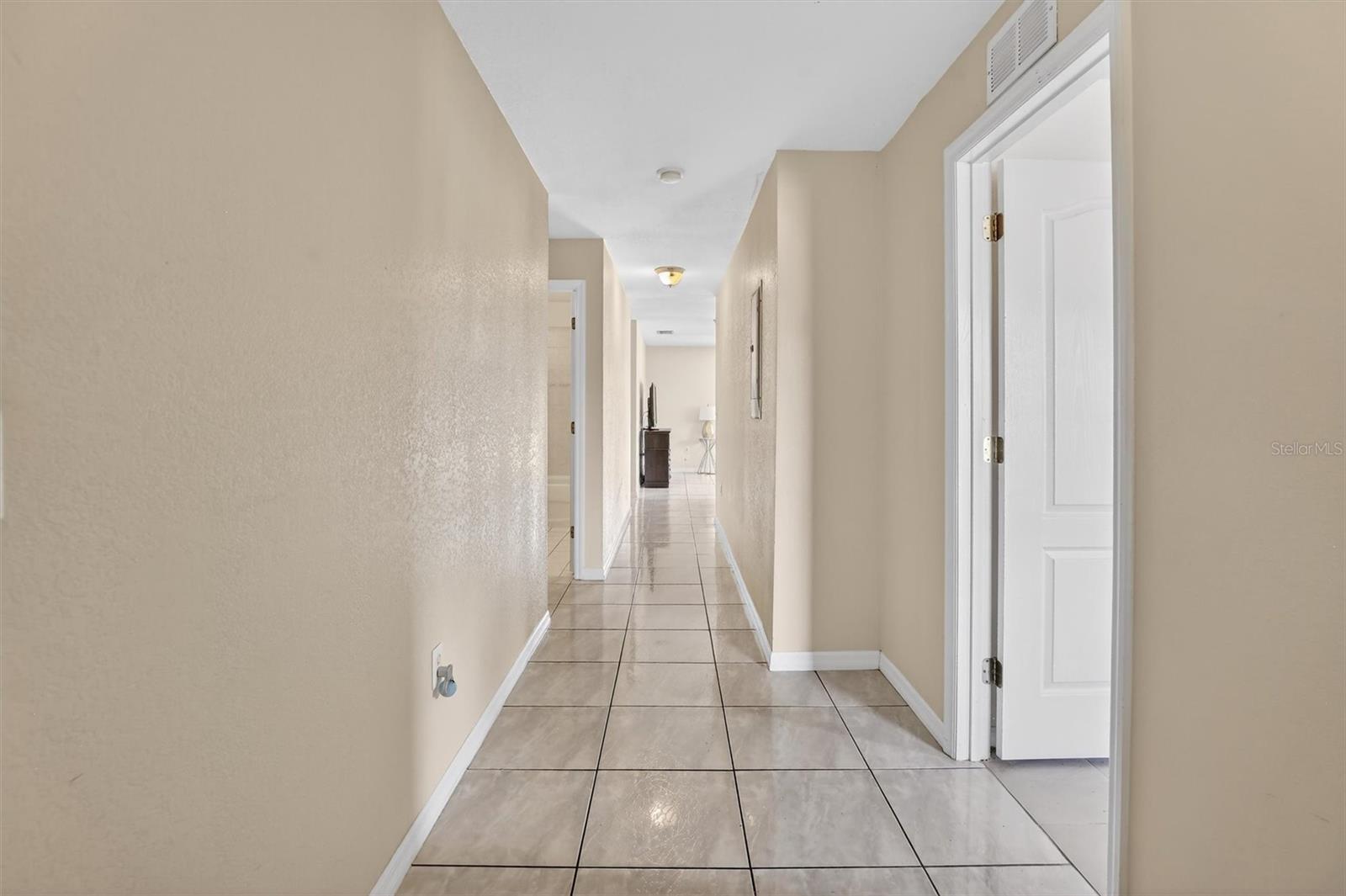 Image 4 of 45 For 718-720 Leopard Court