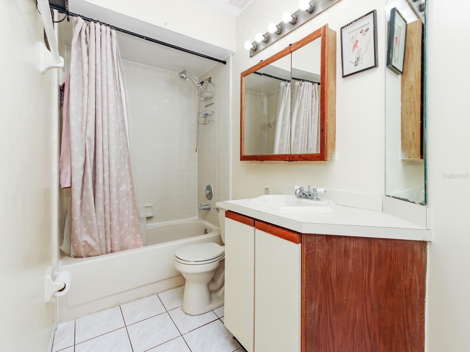 Image 17 of 28 For 62 Lakepointe Circle