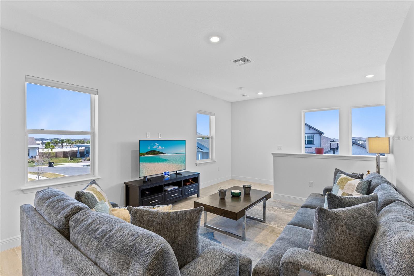 Image 33 of 54 For 9765 Neruda Street