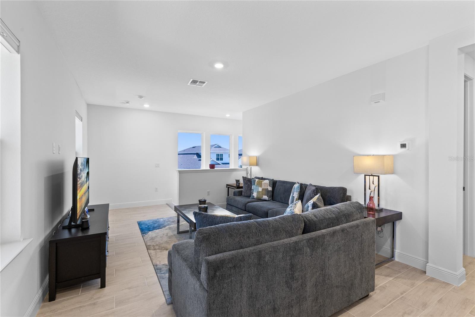 Image 35 of 54 For 9765 Neruda Street