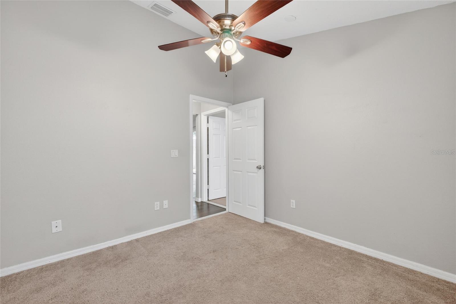 Image 21 of 23 For 466 Moffat Loop