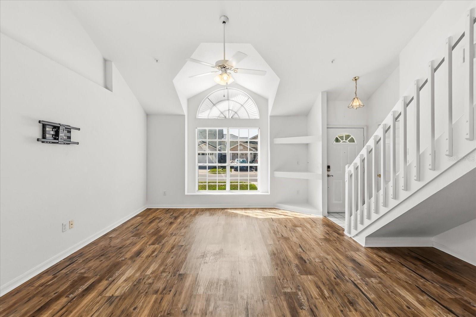 Image 4 of 31 For 3374 Hamlet Loop