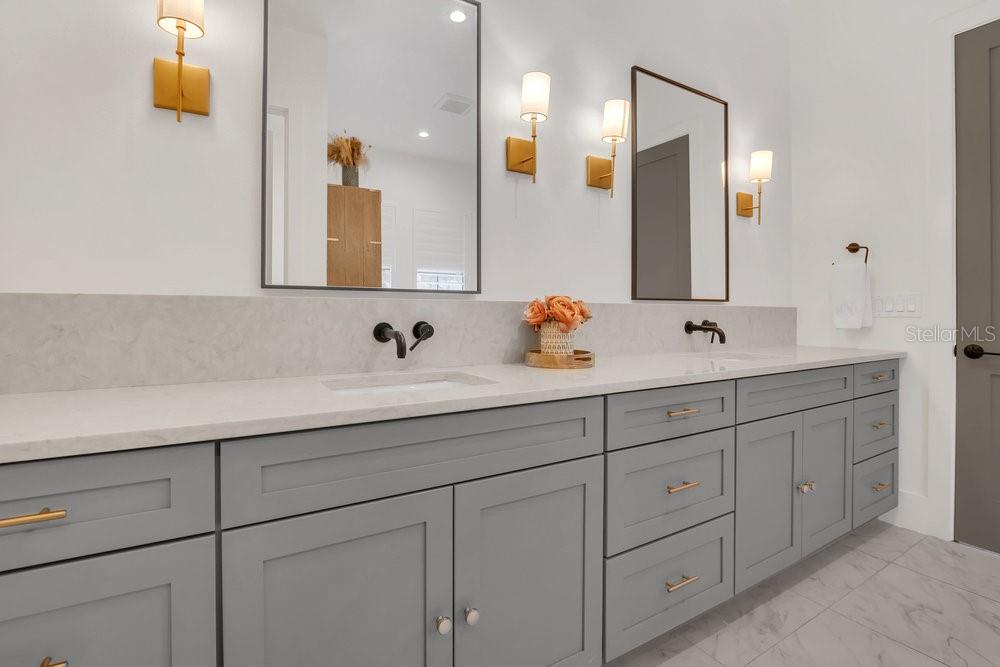 Image 10 of 33 For 15198 Oakland Avenue