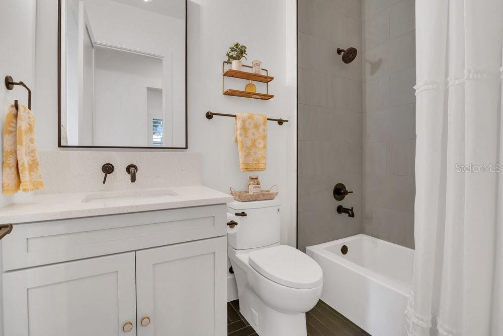 Image 12 of 33 For 15198 Oakland Avenue