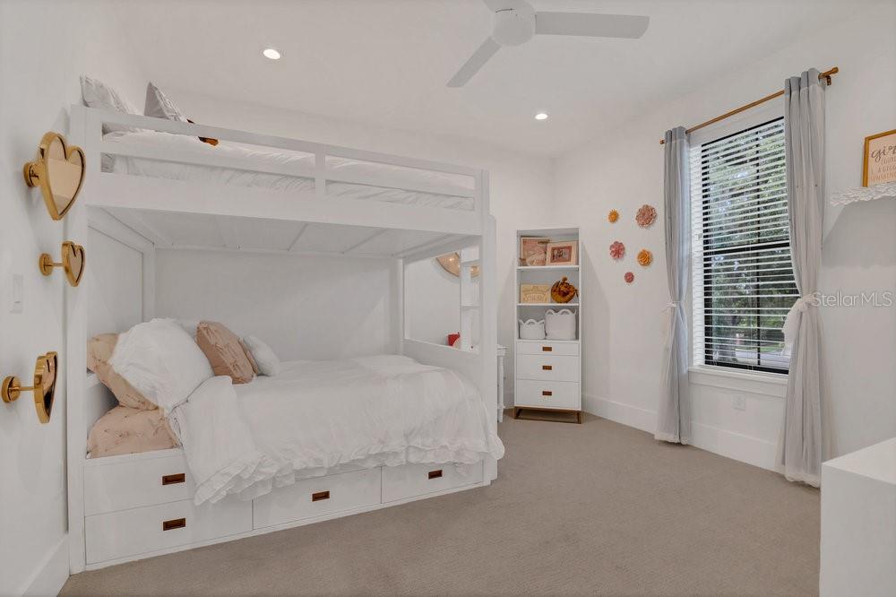 Image 18 of 33 For 15198 Oakland Avenue