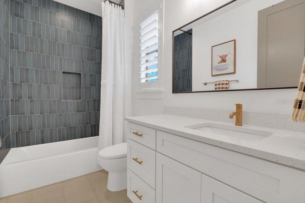 Image 19 of 33 For 15198 Oakland Avenue