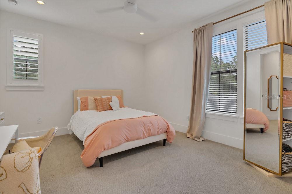 Image 21 of 33 For 15198 Oakland Avenue